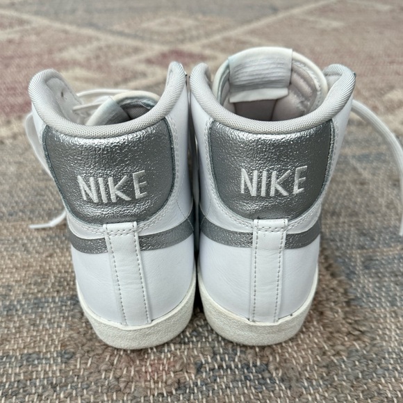 Nike Blazer Mid ’77 ESS in White & Metalic Silver - Picture 7 of 13